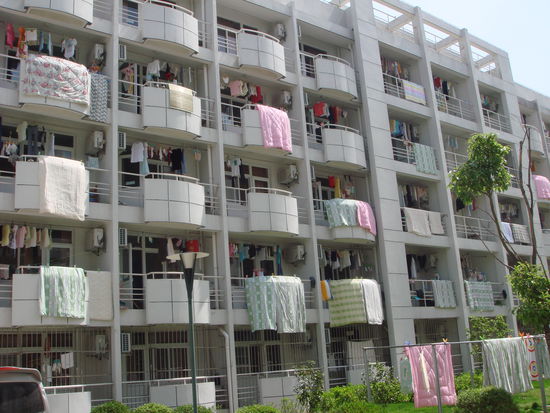Lüften ist auch ganz wichtig, einmal bei sonnig-windigem Wetter die Unter- und Überdecken und das ganze Jahr über Schuhe (mief)! Mein Wohnheim von vorne.