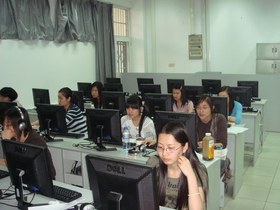 Am Ende des Unterrichts saßen die Hälfte der Lerner an einem anderen Computer, weil die Technik nicht funktionierte....