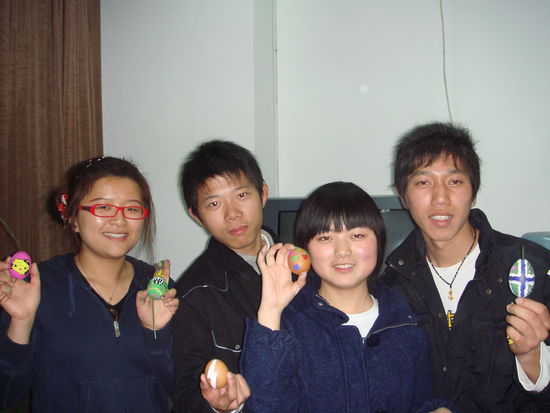 Alle sind ganz stolz auf ihre Ostereier und posen auf vielen, vielen Fotos