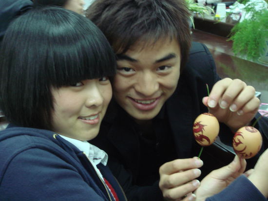 unser Klassenpärchen mit ihren Dracheneiern ("Long" auf Chinesisch und mit einer edlen Bedeutung, weniger feuerspuckend als in unserer Mythologie)