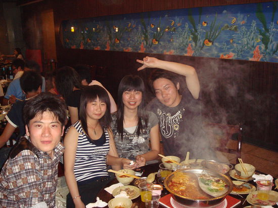 die beiden Mädchen hatten sich dann auch noch Schweinehirn bestellt und genüsslich verspeist - widerlich.