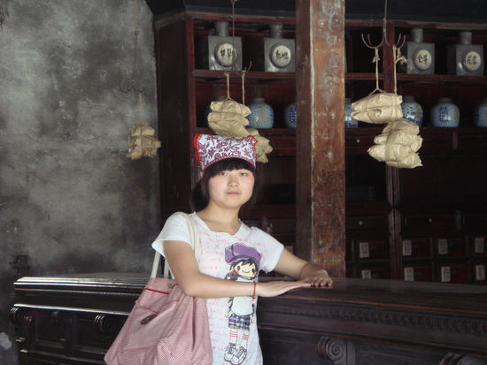 die Tücher hatten dann bald alle - und alle mussten feststellen, dass sie ihnen zu klein waren: Zhang Ping in einer alten Apotheke