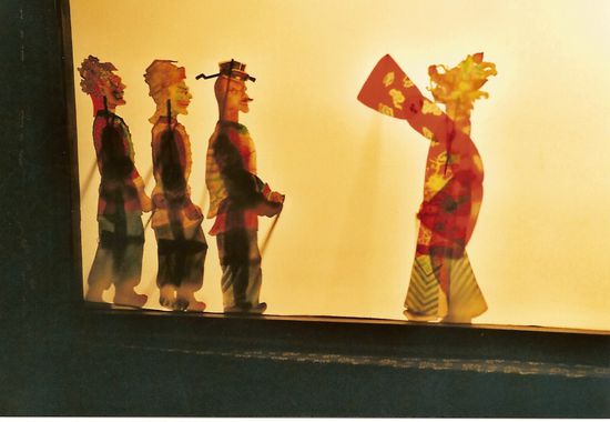 die sind so gelenkig, dass sie sich auch hinsetzen  und -knien können, oder auf des Hundesrücken reiten