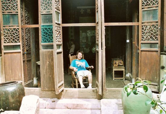 Alex im Schaukelstuhl eines wirklich alten  Museumhauses