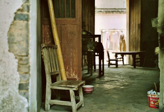 Das ist KEIN Kinderstühlchen mit Tischchen im Hintergrund. Das ist pure Sitzhöhe und totaler Hock-Ersatz für viele Chinesen