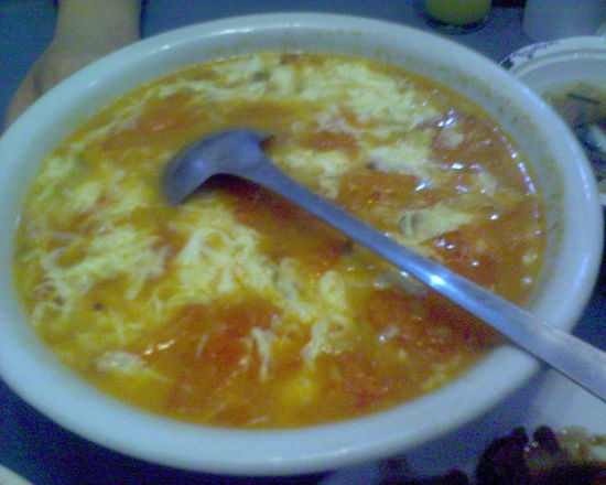 Suppe gibt es oft am Ende eines Essens. Aber diese leckere Tomatensuppe (mit viel Ei drin) gab´s schon mittendrin