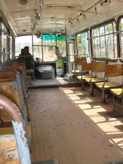 Einer der ganz alten Busse. Mit offenen Türen anfahren ist kein Problem, genauso wie viele Stufen beim Ein- oder Ausstieg. Absolute Klapperkisten. Bitte den ersten Platz vorne rechts beachten und seine Sitzkomfortabilität! Man kann kurzbeinigen Chinesen wohl alles zumuten!