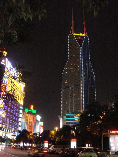 Bunt, bunter, blink - Stromkosten scheinen an der Ostküste kein Problem zu sein, so lange es nur schön aussieht - im Landesinneren werden die Generatoren um 20Uhr abgeschaltet!