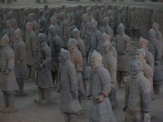 Unterschiedliche Kopfbedeckung, Haltung, Rüstung. Bestimmt 300kg wiegt ein Krieger