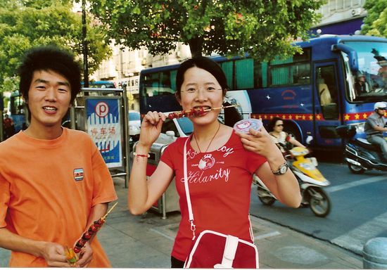 kandierte Früchte am Spieß (mit Nüssen und getrockneten Früchten auch super lecker) und ein Hello-Kitty-Bechersiegel