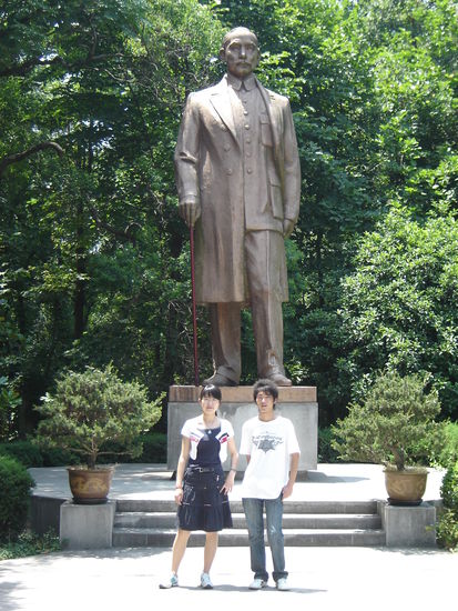 die beiden vor Sun Yatsen - ein alter Bekannter für mich, war ich ihm doch ständig auf Macau über den Weg gelaufen