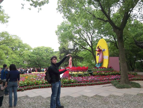Hier zeigt Julian, wie klein die Chinesinnen sein können