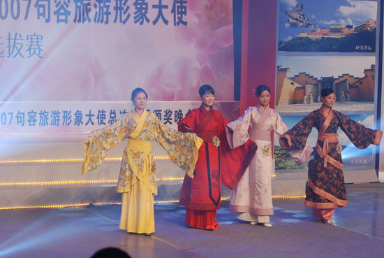 Ganz in Rot, und noch traditioneller als gewöhnlich, meine Freundin Zhu Yipu bei einem Kontest, den sich auch als Siegerin verließ.