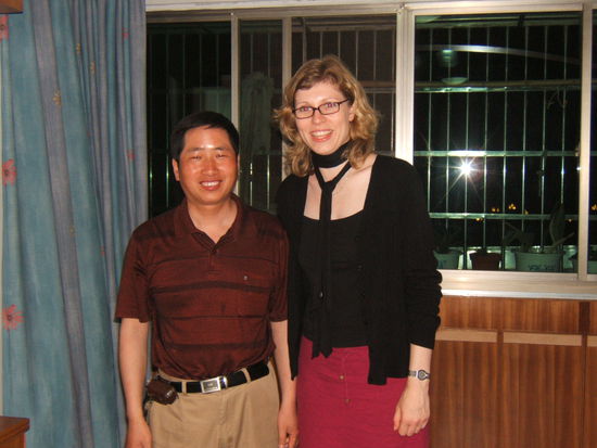 für sein Alter ist Zhu Yipus Stiefvater typisch chinesisch gekleidet. Er ist nicht nur kleiner als ich (mit 5cm Absatz an meinen neuen Sandalen), sondern auch als seine jetzige Frau