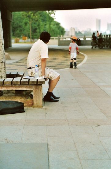was macht ein heißer Chinese? Er zieht immerzu seine Hosenbeine hoch um seine fast haarlosen Beine zu kühlen. Aber leider auch oft sein Oberteil, um seinen nicht immer ansehnlichen Bauch zu zeigen. Evolutionäres Männchengehabe!