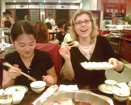 ein Wachtelei, das mit Stäbchen nicht so easy aus der HotPot-Flüssigkeit zu fischen ist - flutsch