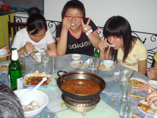 Victory nicht vergessen: vorne ein scharfe Eintopf mit u.a. Schweinehaut und links davon (nach vorne hin) leckere süße kleine Klößchen