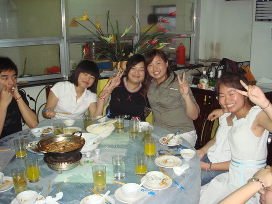 das Bier wirkt, der Tisch ist schon pitschnass vom Schlabbern