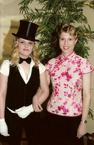 Voila, mein chinesisches Oberteil (cooles Asia-Retro sagte eine ihrer Freundinnen!) und mit Uropas 100Jahre altem Zylinder ging es dann auf zum Tanz!