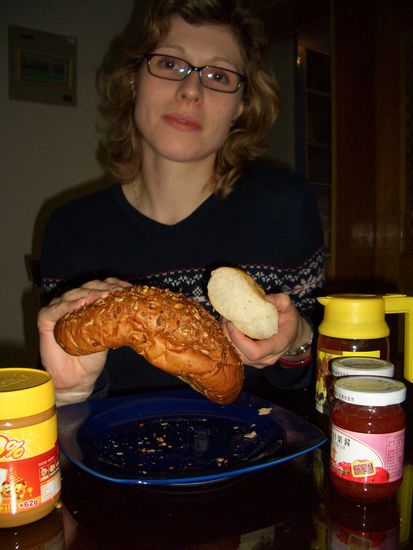 der Brothunger lässt sich nicht ganz unterdrücken, aber die Suche ist nicht immer erfolgreich - entweder weißes Baguette, schön knusprig einen Tag lang oder schön kernig - aber noch nie "Voll"korn gewesen