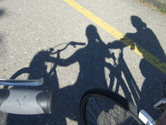 Schattenspiele auf dem Velo (v.l. Mareike, Janine und Lisa)