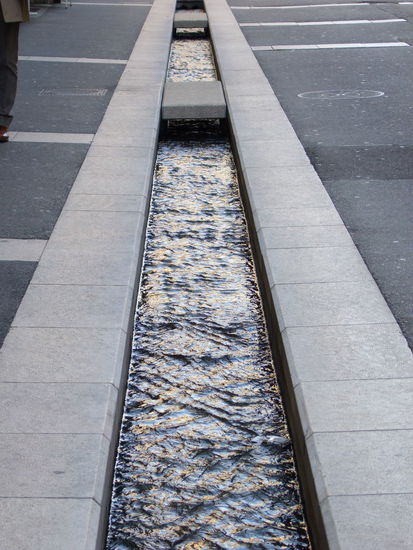 Auf der "Rue du Seyon", einer der Haupteinkaufstraßen der Stadt, erinnert dieses künstlich angelegte Bächlein an eben jenen Fluss Seyon, der früher mitten durch die heutige Innenstadt floss.