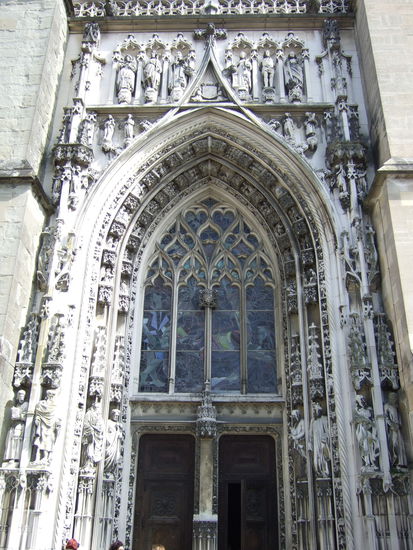 Das figurenreiche Westportal der Kathedrale