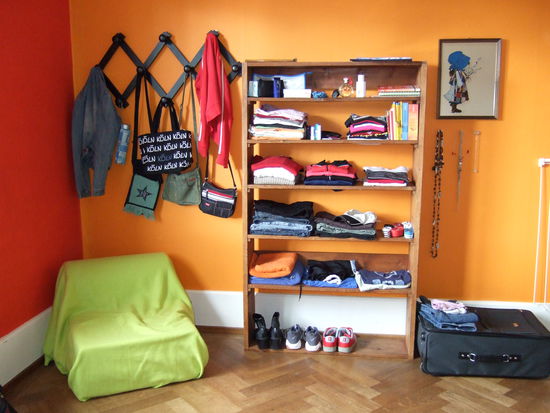 improvisiertes Kleider-Regal