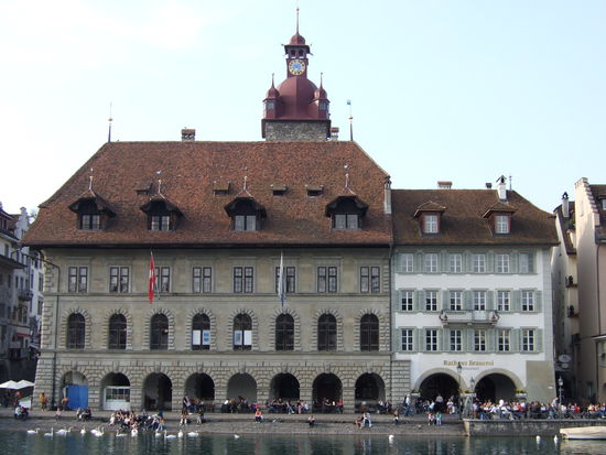 noch einmal das Rathaus, diesmal von der Flussseite (Tipp: rechts ist das Brauhaus )