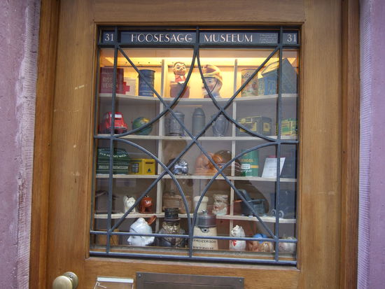 Das kleinste Museum der Welt! ...und wer glaubt, hinter dieser Tür befände sich noch ein Raum, der irrt...dieses Fenster ist das Museum!!!