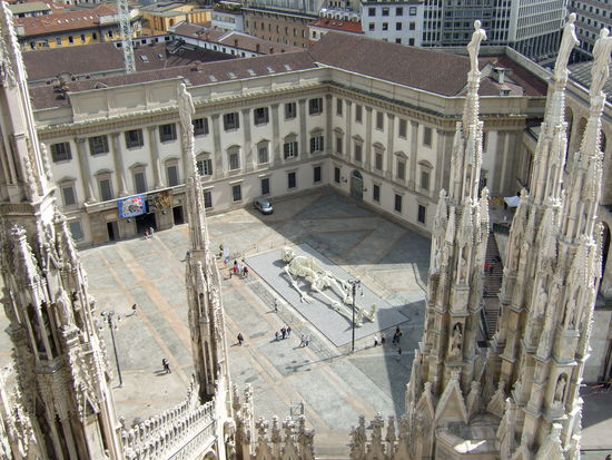 der Kerl da unten gehörte wohl zum dahinter liegenden Museum...