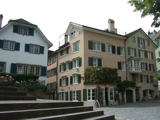 Vorhof der St. Peter Kirche