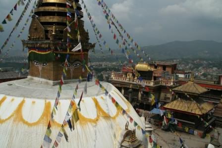 Buddhistische Stupa über den Dächern von Kathmandu