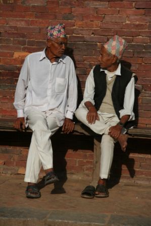 Nepalis in typischer Alltagskleidung