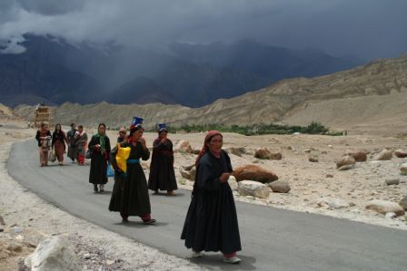 Frauen auf dem Weg zu einem Teaching