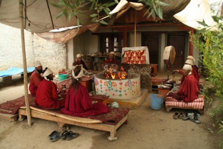 .... und uralte buddhistise Riten, wie hier diese Feuerpuja.....