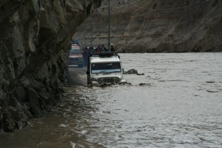 Hier ist der Indus über das Ufer getreten. Die Fahrer beweisen ihr Können.