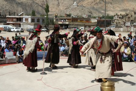 Beim Tanzen könnten die Ladakhis noch einen Zahn zulegen - für meinen Geschmack