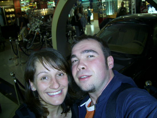 Im Hintergrund koennen Kenner an der Form des Scheibenwischers den Porsche Carrera S erkennen. Den gibts, neben der Harley beim Einkauf im Duty-Free zu gewinnen... Nix Gewonnen... 