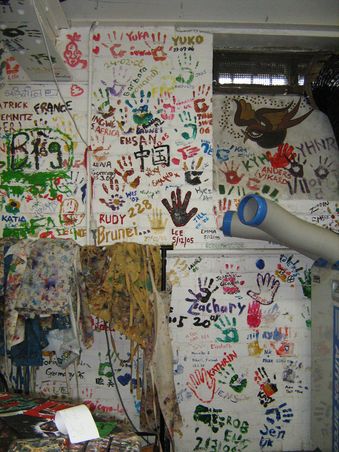 Jeder darf sich auf der Wand verewigen und seinen Handabdruck hinterlassen.
Auf diesen Abschnitt sollte Jensis Abdruck zu sehen sein... Findet ihr ihn?