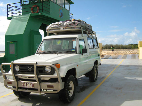Daisy voll bepackt auf der Faehre nach Fraser Island