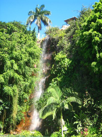 Sogar ein kuenstlicher Wasserfall wurde angelegt