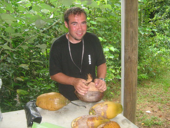 Es ist wirklich anstrengend ein Kokosnuss zu schaelen - das Laecheln ist nur fuer die Kamera 