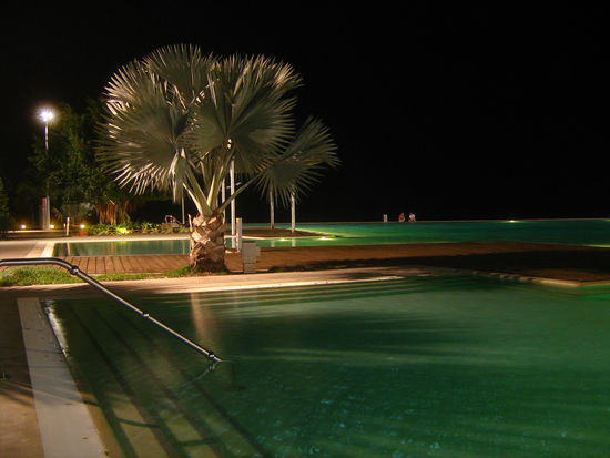 Hinter dem Pool beginnt direkt das Meer