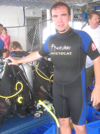 Der Jensi kurz vor dem bepacken mit der schweren Tauchausruestung - ist natuerlich ein "Frenzee"-Anhaenger 