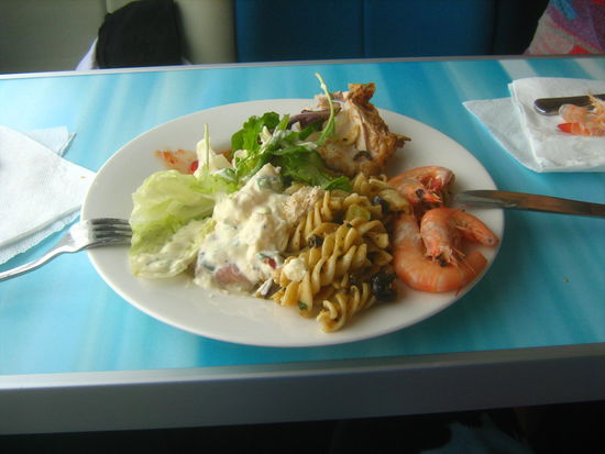 An Bord gab es zwischendurch Mittagessen und Kaffeetrinken. Das Buffett war reichlich und yummie....Tja die Ironie des Lebens in einem Moment bestaunt man noch die lustigen, bunten Nemofischlein und im naechsten...