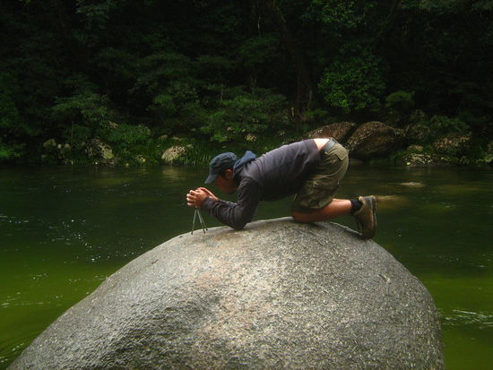 Jensi bei der Suche nach dem besten Blickwinkel zum Fotografieren 