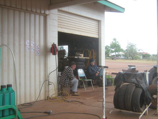 Outback Way of Life - wenn kommt denn nun endlich mal so ein Backpacker mit plattem Reifen...teuer abgeschleppt vom Roadservice???