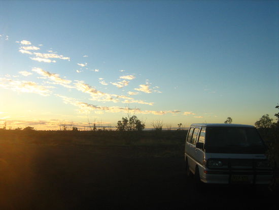 Fuer uns gab es warmes Essen ueber dem Feuer und wieder eine ruhige Nacht im Outback 