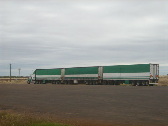 Roadtrain - jetzt stellt euch den Mitsu mal im Vergleich dazu vor...unser Auto reichte gerade mal vom Beginn des Trucks bis einschliesslich der ersten Raeder 